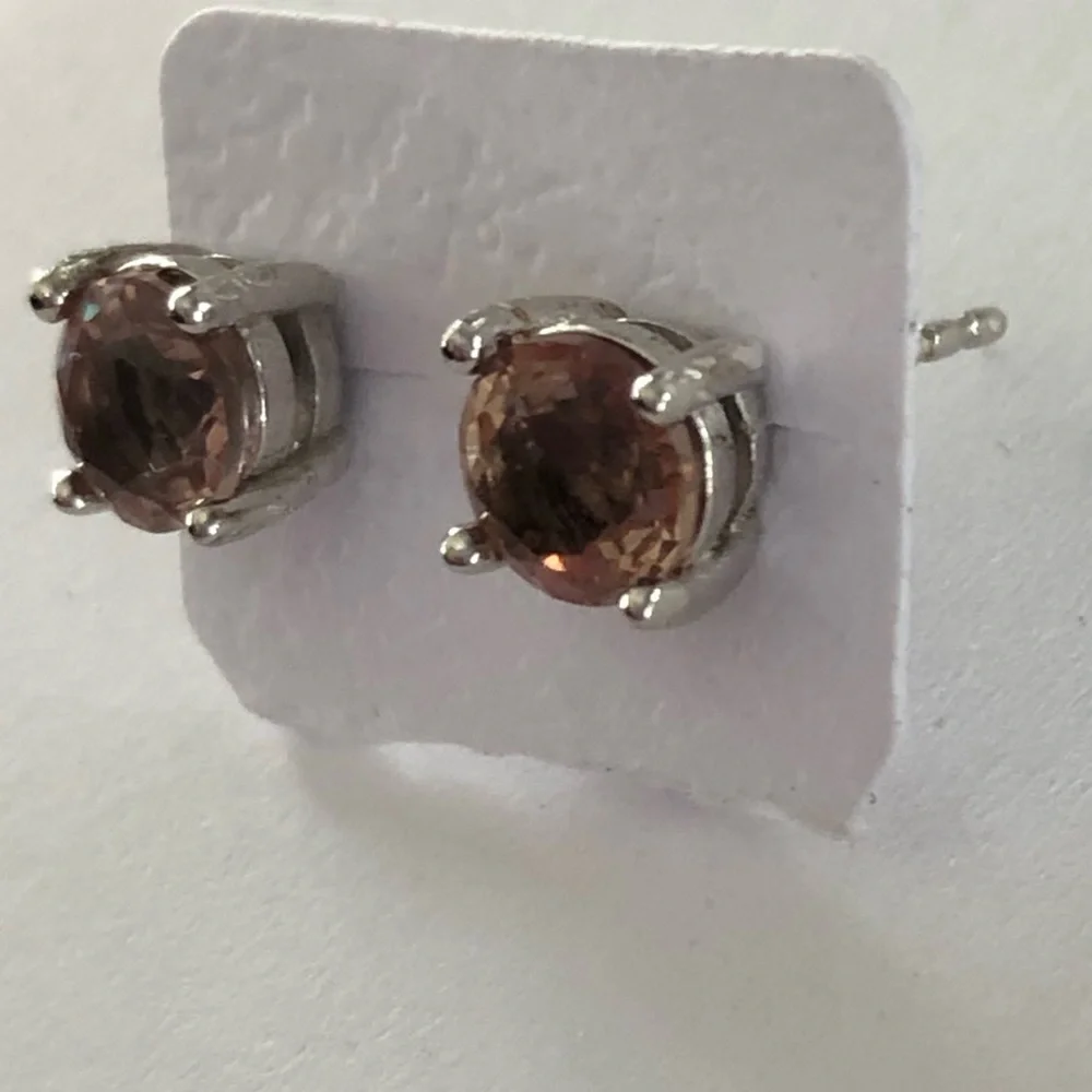 925 Silver , color changing stones green / beige stunning post earrings